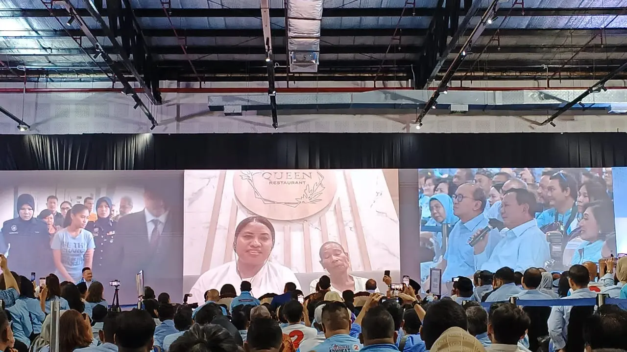 Calon presiden nomor urut dua Prabowo Subianto sedang berkomunikasi dengan Wilfrida Soik, Jumat (26/1/2024). (Merdeka.com/Alma Fikhasari)