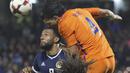 Duel pemain Skotlandia, Matt Phillips (kiri) dengan pemain Belanda, Karim Rekik pada laga persahabatan di Pittodrie, Aberdeen, Skotlandia (9/11/2017). Belanda menang 1-0. (Andrew Milligan/PA via AP)
