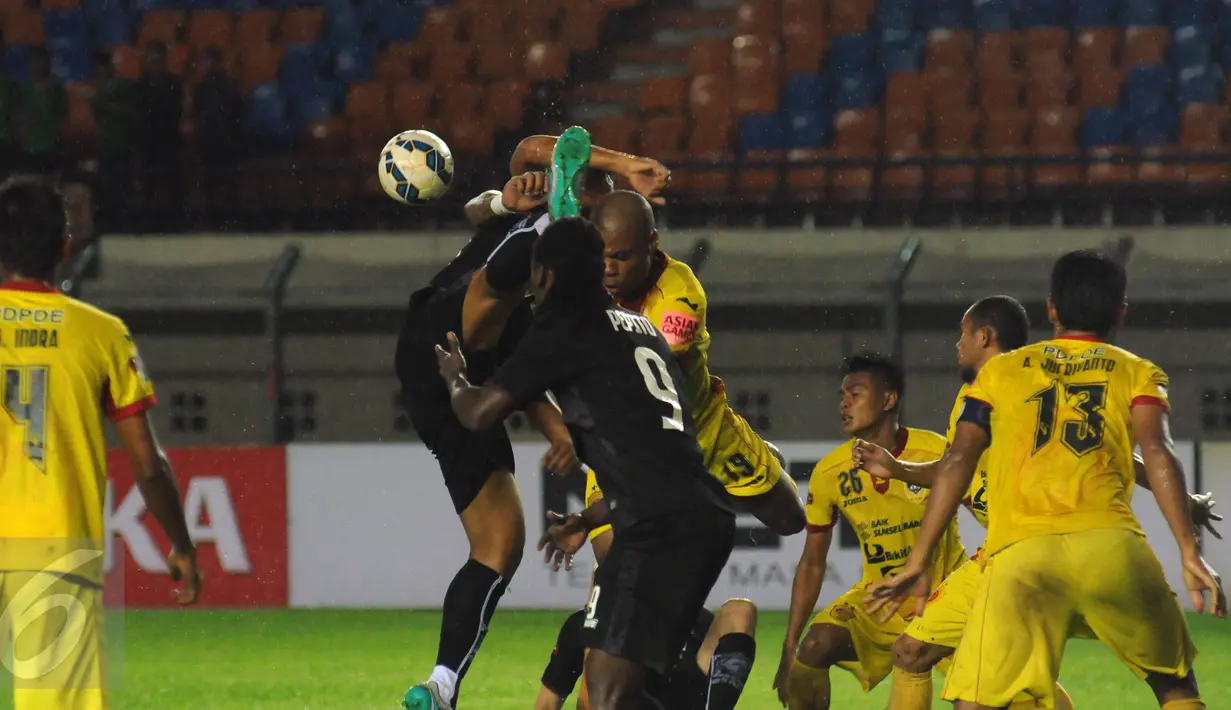 Pemain Sriwijaya FC dan PBFC terlibat duel udara saat berlaga di turnamen Piala Bhayangkara di Stadion Si Jalak Harupat, Bandung, Jumat (18/3/2016). Sriwijaya unggul 3-1 atas PBFC. (Liputan6.com/Helmi Fithriansyah)