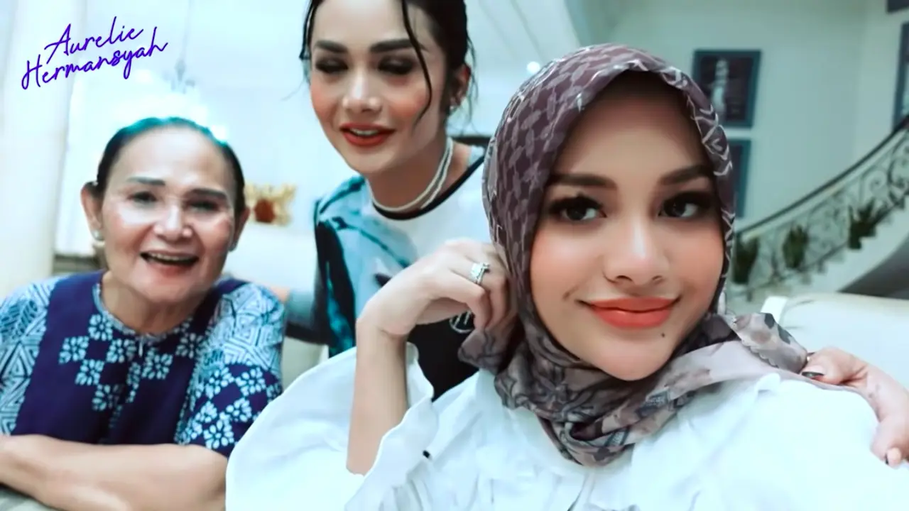 Krisdayanti bersama dengan ibundanya, serta Aurel Hermansyah.