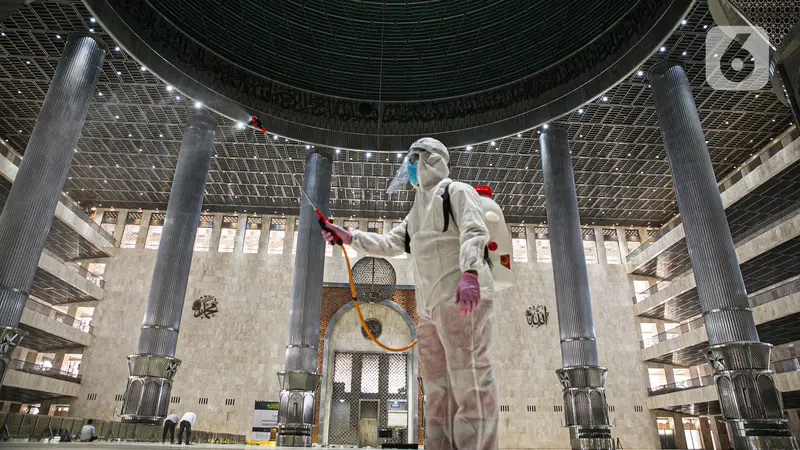 FOTO: Ramadhan, Masjid Istiqlal Disemprot Disinfektan Cegah Penyebaran COVID-19