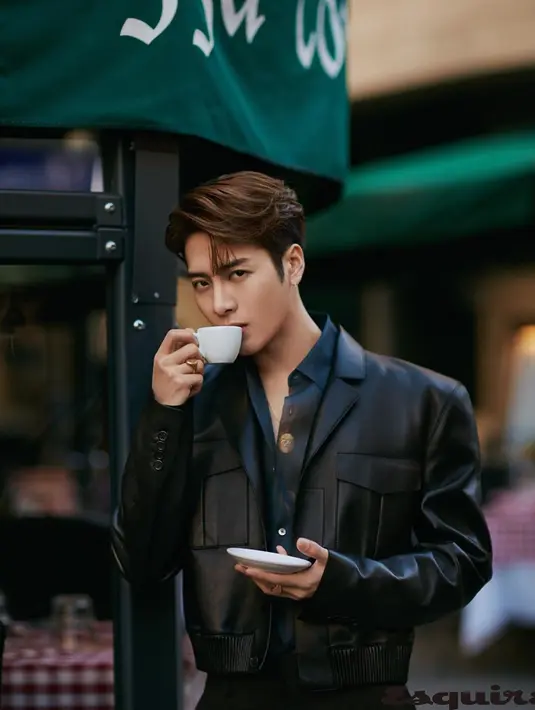 Penampilan pria kelahiran 28 Maret 1994 saat mengenakan jaket kulit juga mendapat sorotan netizen. Jackson memang cukup sering mengenakan busana berwarna hitam, baik saat pemotretan ataupun melakukan aktivitas sehari-hari. (Liputan6.com/IG/@jacksonwang852g7)