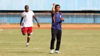 Pelatih Persipura Jayapura, Jafri Sastra, memimpin Boaz Solossa dan rekan-rekannya berlatih di Stadion Mandala, Jayapura, Kamis (28/4/2016) jelang melawan Persija. (Bola.com/Nicklas Hanoatubun)