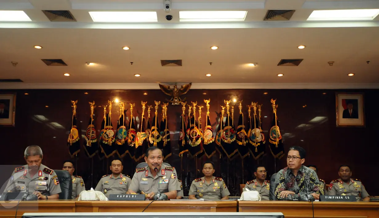 Kapolri Jenderal Pol Badrodin Haiti (tengah) bersama pelaksana Piala Bhayangkara 2016, Joko Driyono memberikan keterangan di Mabes Polri Jakarta, Senin (15/2/2016). Piala Bhayangkara 2016 diikuti 10 tim terbaik. (Liputan6.com/Helmi Fithriansyah)