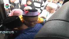 Jemaah yang umumnya sudah berusia lanjut tampak bersemangat dan bersabar mengikuti instruksi panitia haji.