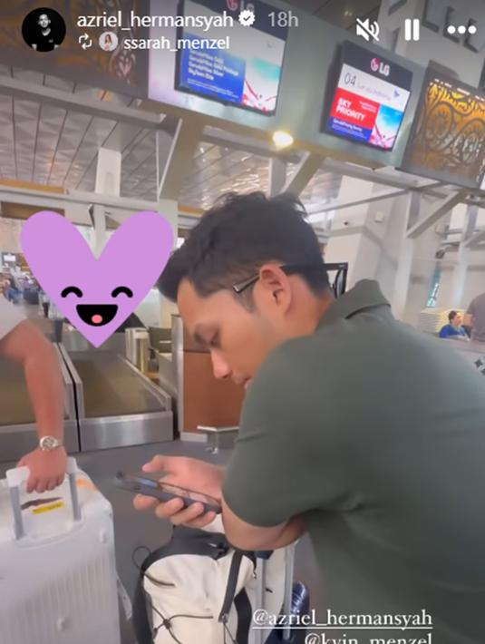 Sudah perpisahan dengan Anang, Ashanty dan keluarga Azriel lainnya di momen makan makan, calon mertuanya itu tak ikut mengantar ke Bandara. Dalam story Instagramnya 18 jam yang lalu, Sarah Menzel bagikan video singkat ketika Azriel dan sang kakak menemani hingga membantunya membawa barang. Terlihat Azriel tengah bermain HP sembari menunggu Sarah ke masuk ke ruang tunggu. (Liputan6.com/IG/@ssarah_menzel)