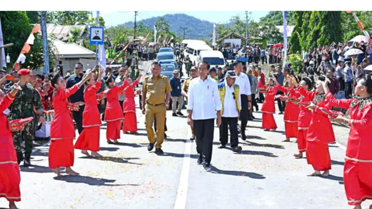Presiden Joko Widodo pada Jumat (23/2/2024), meresmikan pelaksanaan Instruksi Jalan Daerah (IJD) di Kabupaten Bolmong, Provinsi Sulut.