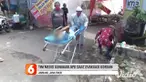Seorang pria paruh baya tak sadarkan diri di pinggir jalan Soekarno-Hatta, Desa Kepuhkembeng, Kecamatan Peterongan, Jombang, Jawa Timur, Jumat siang. Warga di sekitar tak berani menolong khawatir Covid-19, petugas medis menolong dengan menggunakan AP...