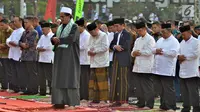 Presiden Joko Widodo melaksanakan Sholat Idul Adha di lapangan Merdeka Sukabumi. (Foto: Agus Suparto)