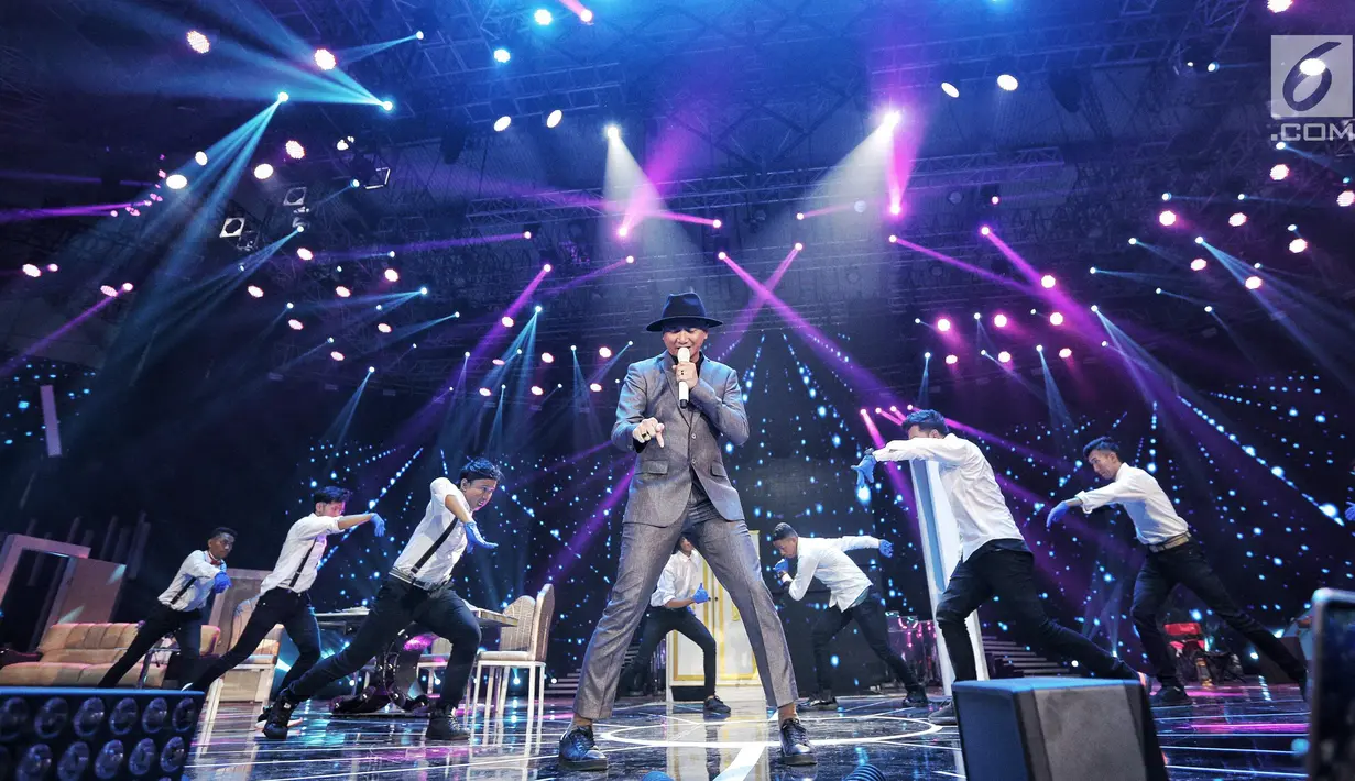 Musisi Anji tampil dalam malam puncak Hut SCTV ke-28 di ICE BSD, Tangerang, Jumat (24/8). Dalam penampilannya mereka membawakan sejumlah lagu diantaranya "Menunggu Kamu". (Liputan6.com/Faizal Fanani)