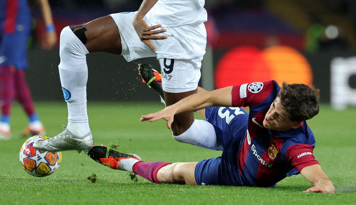 Pemain Barcelona, Pau Cubarsi (kanan) terjatuh saat berebut bola dengan pemain Napoli, Victor Osimhen pada laga leg kedua babak 16 besar Liga Champions 2023/2024 di Estadio Olimpico Lluis Companys, Barcelona, Spanyol, Rabu (13/3/2024) dini hari WIB. Barcelona menang dengan skor 3-1 (agregat 4-2). (AFP/Lluis Gene)