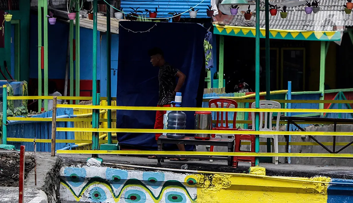 Aktivitas warga di kampung Unggulan yang dihiasi mural di Tanah abang, Jakarta, Selasa (6/12/2022). Pembuatan mural sepanjang 100 meter di kampung unggulan tersebut sudah dilakukan awal november 2022 dan program dari Pemerintah Provinsi DKI Jakarta. (Liputan6.com/Johan Tallo)