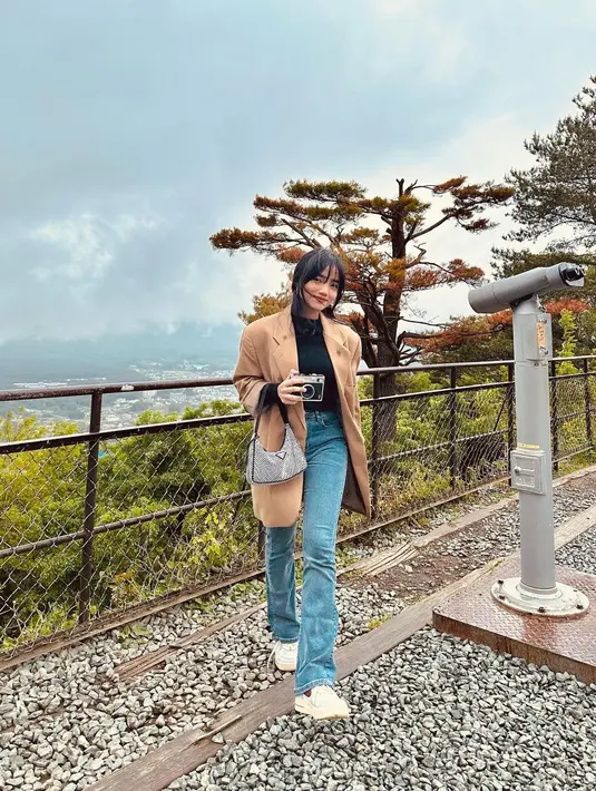 Mengunjungi gunung tertinggi di Jepang ‘Fuji’, pemeran Bukan Cinderella itu tampil chic outfit berlapis.  [Foto: IG/fuji_an].