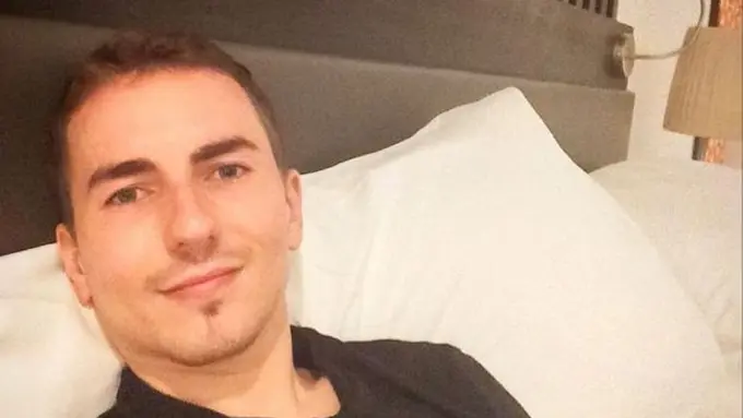 Selfie Ganteng Jorge Lorenzo Pemenang MotoGP Le Mans 2015