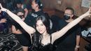 Putri Una terlihat ceria saat nge-DJ. Mengenakan pakaian serba hitam, ia mengangkat tangannya untuk mengajak pengunjung bergoyang. (Foto: Instagram/@putriuna)