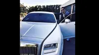  Rolls Royce Ghost berkelir abu-abu milik Ronaldo ini dibanderol 330 ribu Pound Sterling.
