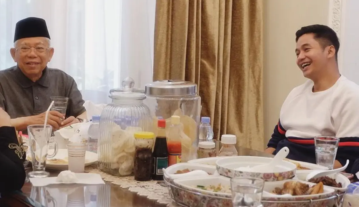 Potret kebersamaan Ma'ruf Amin bersama sang cucu ketika sedang makan bersama. Kesibukan Ma'ruf Amin sebagai Wakil Presiden tak lantas melupakan untuk berkumpul bersama keluarga. (Liputan6.com/IG/@adlyfayruz)