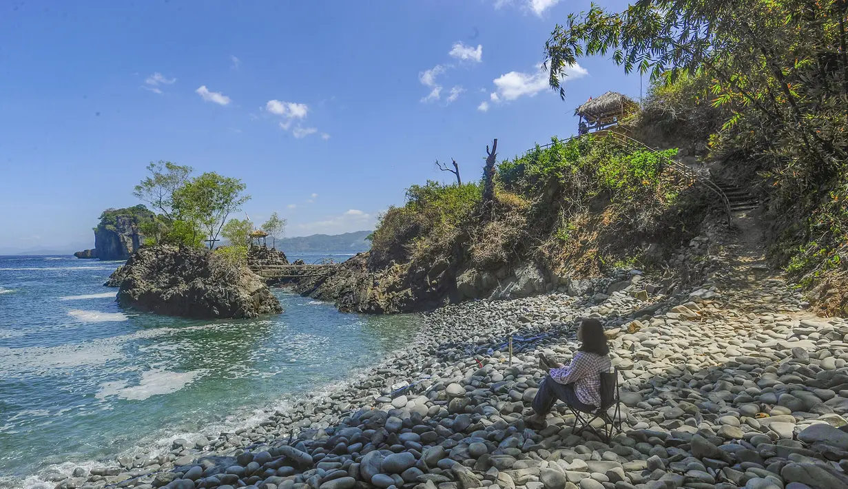Lembah Watu Pawon tidak sekadar menawarkan pemandangan menakjubkan, tetapi juga pengalaman batin yang sulit ditemukan di tempat lain. Lembah Watu Pawon menjadi destinasi yang sangat cocok bagi traveler yang ingin menikmati alam tanpa hiruk pikuk, sambil menyelami misteri yang membuat destinasi ini terasa semakin hidup. (merdeka.com/Arie Basuki)