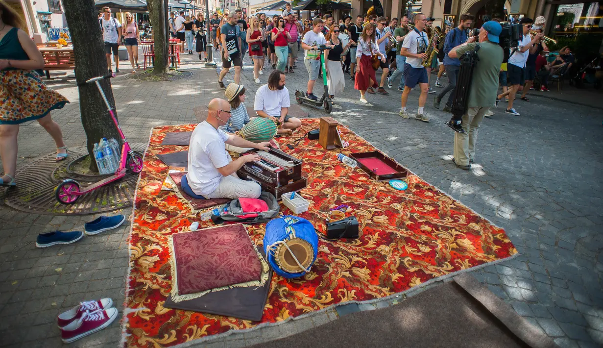 Orang-orang tampil di acara Hari Musik Jalanan (Street Music Day) di Vilnius, Lithuania (18/7/2020). Sejumlah musisi profesional dan amatir tampil di jalan-jalan dan taman di kota tua Vilnius dalam rangka merayakan Hari Musik Jalanan pada Sabtu (18/7). (Xinhua/Alfredas Pliadis)