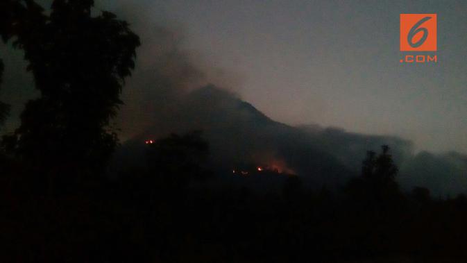 Kobaran api di Gunung Panderman yang masih belum bisa dipadamkan sampai dengan Senin 22 Juli 2019 malam (Liputan6.com/Zainul Arifin)