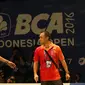 Richard Mainaky (kanan) terlihat kesal dengan wasit karena keputusannya yang memberikan poin bagi  pasangan Denmark Kim Astrup/Line Kjaersfeldt saat melawan Tontowi Ahmad/Liliyana Natsir pada laga Indonesia Open 2016 di Istrora Senayan, Jakarta, Kamis