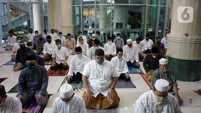 FOTO: Gubernur dan Wakil Gubernur DKI Jakarta Salat Idul Adha di Masjid Balai Kota