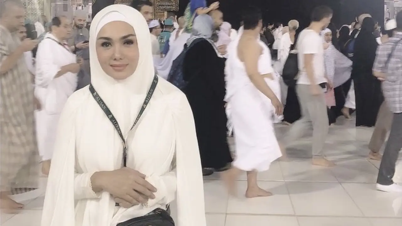 Gaya Fashion Yuni Shara saat Berada di Tanah Suci