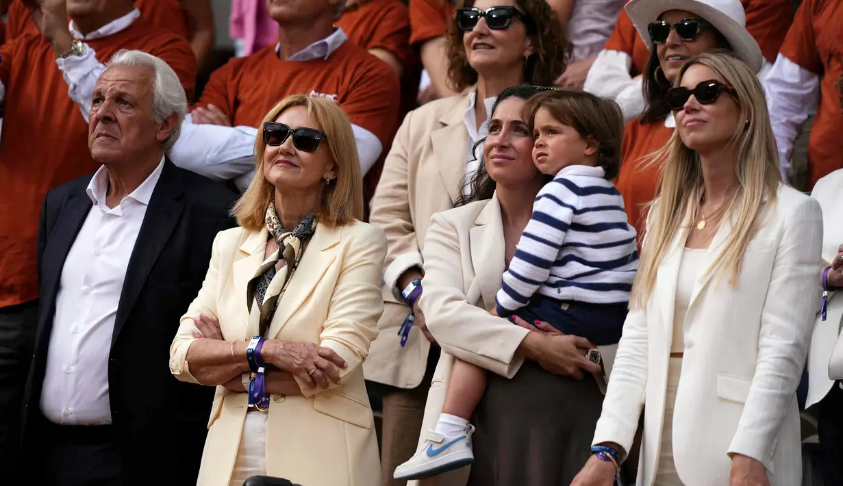Istri, anak, dan orang tua dari petenis Spanyol, Rafael Nadal menghadiri seremoni perpisahannya selama Prancis Open 2025 di lapangan Philippe-Chatrier, Roland Garros Stadium, Paris, Prancis, Minggu (25/05/2025) waktu setempat. (AP Photo/Lindsey Wasson)