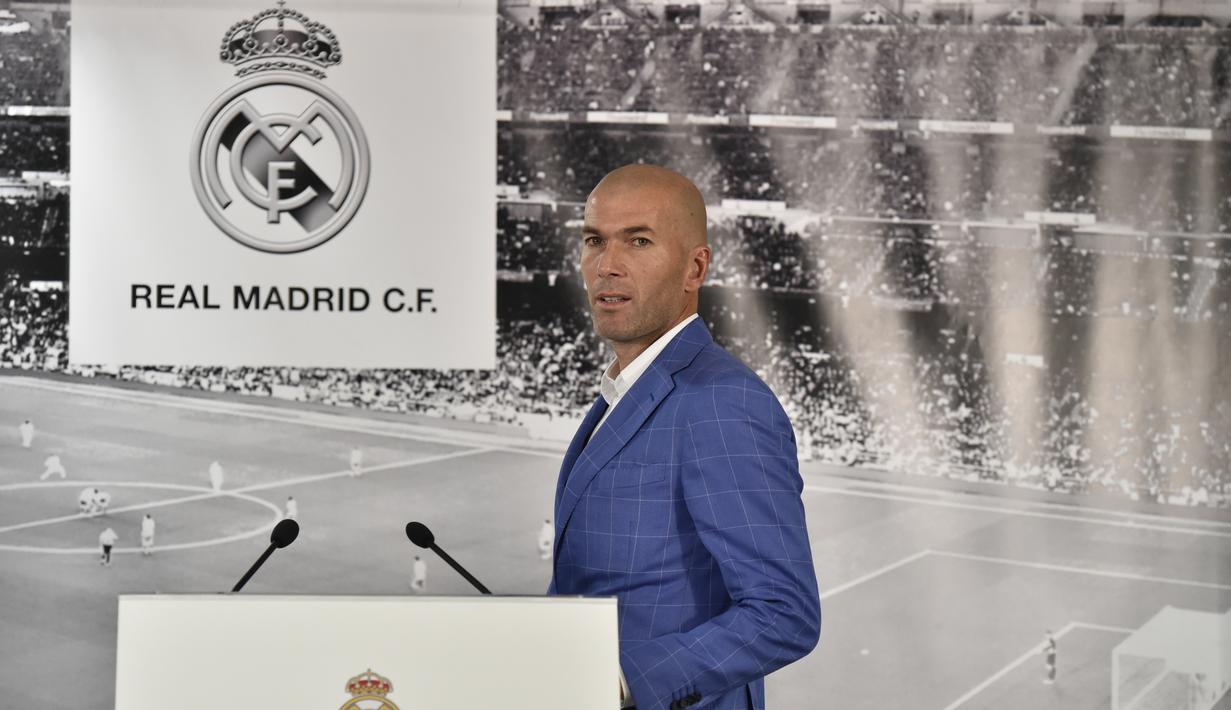 Legenda Real Madrid dan Prancis, Zinedine Zidane, terpilih sebagai pelatih baru Real Madrid menggantikan Rafael Benitez. Zidane hadir dalam konferensi pers pertamanya di Stadion Santiago Bernabeu, Madrid, (4/1/2016). (AFP/Gerard Julien)