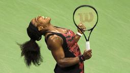 Ekspresi Serena Williams setelah mengalahkan kakaknya, Venus Williams, dalam perempatfinal Turnamen Tenis AS Terbuka 2015 di New York, AS. (8/9/2015). (Reuters/Adrees Latif)