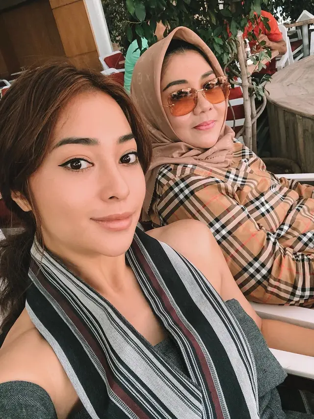 7 Potret Nikita Willy dan Ibunda yang Jarang Tersorot, Kompak Banget