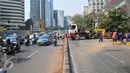 Kemacetan terjadi akibat truk mengalami patah as di Jakarta, Selasa (29/9/2015). Imbas dari truk bermuatan alat berat mengalami patah as itu, Jalan Sudirman mengarah ke Jalan MH Thamrin terpantau padat. (Liputan6.com/Gempur M Surya)