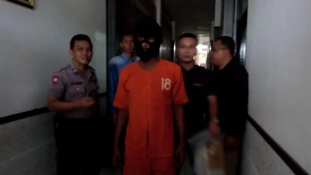 Dengan menggunakan penutup wajah, ERN, pelaku tunggal perobekan mushaf alquran yang terjadi di kota Tasikmalaya setelah menjalani sejumlah pemeriksaan di Mapolresta Tasikmalaya