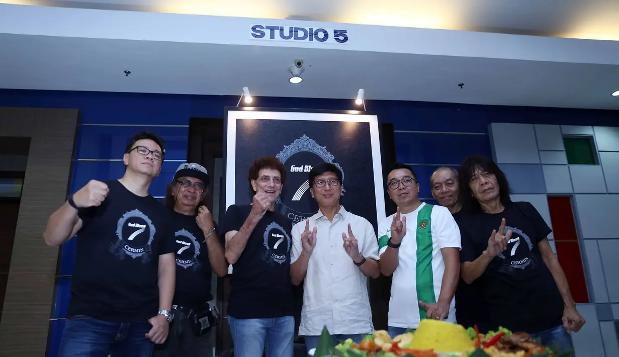"Ini bentuk support dan apresiasi kami terhadap musisi legendaris Tanah Air seperti God Bless," ujar Indra Yudhistira saat ditemui di Studio 5 Indosiar, Jakarta Barat, Sabtu (17/12/2016). (Nurwahyunan/Bintang.com)