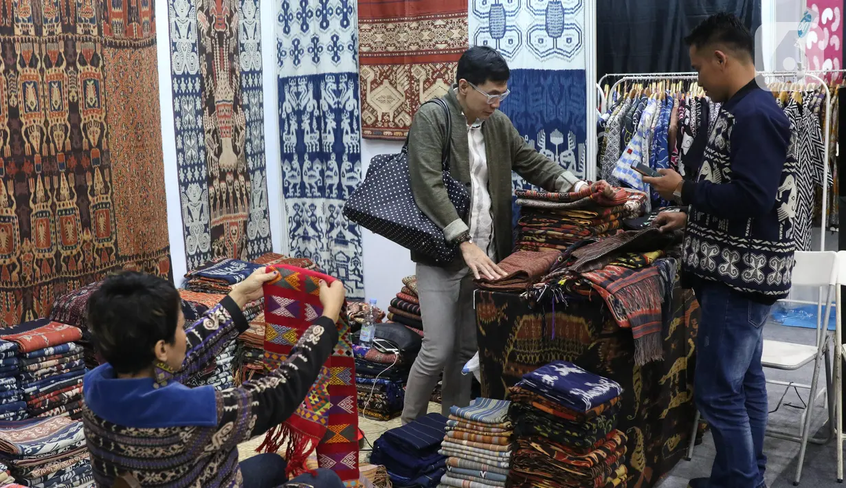 Pengunjung melihat produk yang dipamerkan dalam Crafina 2019 di JCC, Jakarta, Rabu (16/10/2019). Crafina 2019 diikuti sekitar 357 perusahaan kerajinan Indonesia. (Liputan6.com/Angga Yuniar)