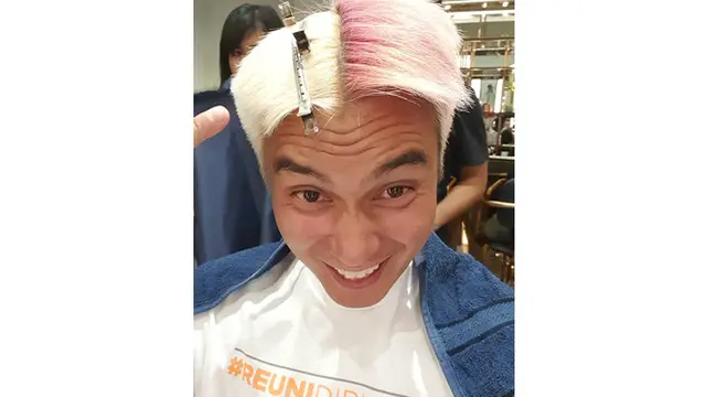 6 Potret Terbaru Baim Wong, Nyentrik dengan Rambut Merah Putih di Spanyol