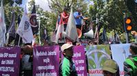 Komunitas ojek online (ojol) dari berbagai wilayah DKI Jakarta menggelar aksi demonstrasi di depan Balai Kota DKI Jakarta. (Liputan6.com/Winda Nelfira)