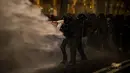 Petugas keamanan setempat menembakan meriam air ke arah aktivis antifasis yang menggelar demonstrasi di Turin, Italia (22/2). (AFP Photo/Piero Cruciatti)