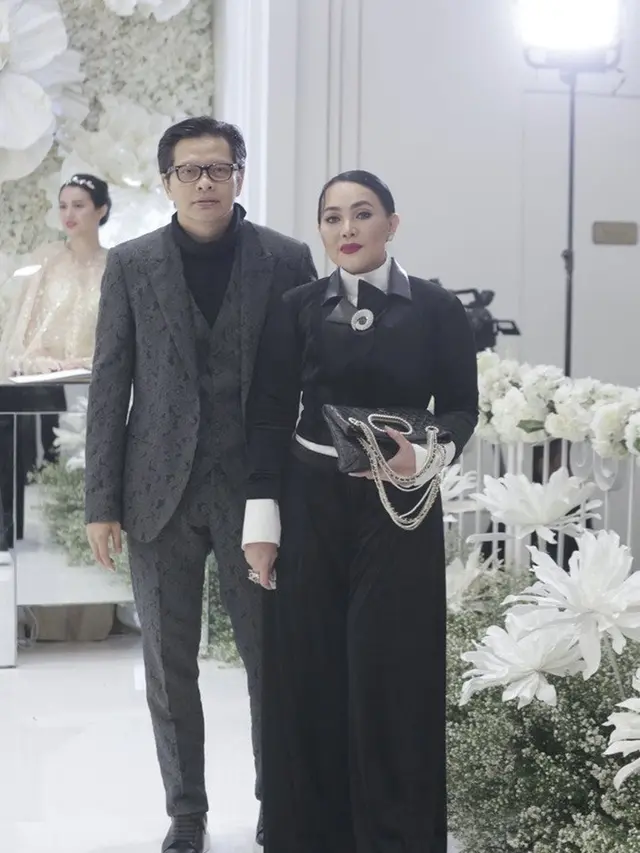7 Gaya Seleb di Resepsi Pernikahan Syahrini dan Reino Barack, Cantik dan Tampan