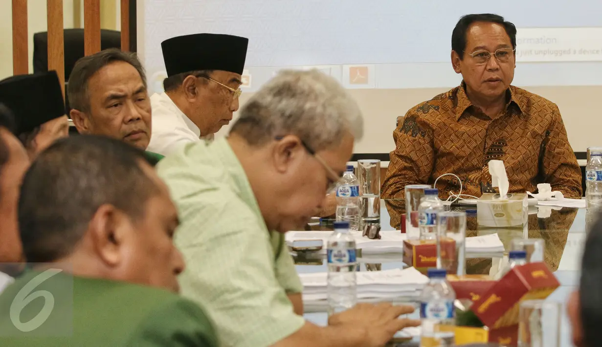 Ketua Umum PPP Djan Faridz (kanan) hadir saar pertemuan di gedung PPP, Jakarta, (22/2). Pertemuan membahas menolak keputusan Menkumham yang mengesahkan kembali surat susunan DPP PPP muktamar bandung 2012. (Liputan6.com/Faizal Fanani)