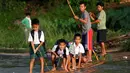Sejumlah siswa menaiki perahu rakit yang dibuat dari batang bambu saat berangkat sekolah dengan menyebrangi sungai di Montalban, Rizal timur laut dari Manila, Filipina, Senin (13/6). (REUTERS/Erik De Castro)