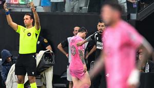 Penyerang Argentina Inter Miami bernomor punggung 10, Lionel Messi, meninggalkan lapangan selama pertandingan musim reguler Major League Soccer (MLS) antara Inter Miami CF dan Philadelphia Union di Stadion Nu di Miami, Florida, pada 24 Mei 2026. Lionel Messi keluar dari pertandingan Major League Soccer Inter Miami melawan Philadelphia Union karena cedera kaki pada 24 Mei, hanya beberapa minggu sebelum dimulainya Piala Dunia. Superstar Argentina, Messi, diganti pada menit ke-73 setelah memegang bagian belakang kaki kirinya dan meminta untuk keluar lapangan. (CHANDAN KHANNA/AFP)