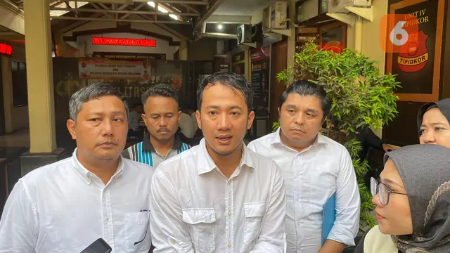 Ayah korban, Dudi saat membuat laporan ke Polres Sukabumi Kota atas kasus bullying yang dialami anaknya, seorang siswa SD di Kota Sukabumi, (Liputan6.com/Fira Syahrin).