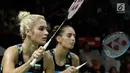 Pasangan Bulgaria, Gabriela Stoeva/Stefani Stoeva saat melawan wakil  Indonesia, Greysia Polii/Apriyani Rahayu pada laga Indonesia Masters 2019 di Istora Senayan, Jakarta, Rabu (23/1). Stoeva bersaudara takluk dari Indonesia. (Bola.com/M Iqbal Ichsan)