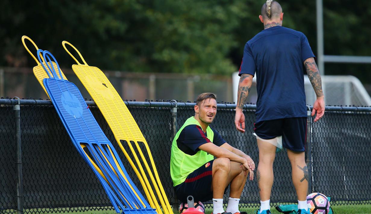 Francesco Totti tengah berbincang dengan Radja Nainggolan pada sesi latihan tour pra musim AS Roma di Ohiri Field, Cambridge, Massachusetts, (25/7/2016). (Maddie Meyer/Getty Images/AFP)
