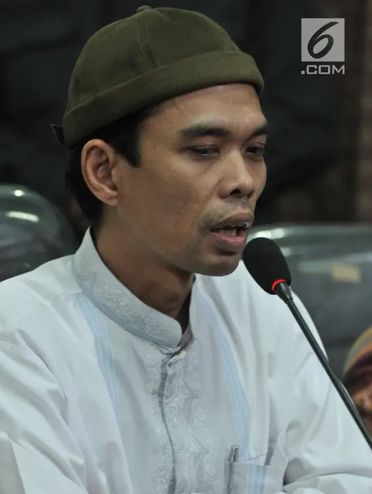 Ustaz Abdul Somad memberi keterangan pers usai pertemuan di Kantor MUI, Jakarta, Rabu (21/8/2019). Ustaz Abdul Somad diundang MUI untuk klarifikasi atau tabayyun video ceramahnya yang viral karena dianggap menghina salah satu agama. (merdeka.com/Iqbal S. Nugroho)