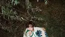 Ketampanan Kim Taehyung atau V diimbangi dengan jaket bulu outih bercorak bunga hijau. Dipadukan dengan celana bermotif geometris colorful. @GQ Korea