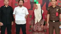 Supriani, Seorang guru di Konawe Selatan, masuk penjara karena tak mampu bayar Rp 50 juta usai dituduh menganiaya bocah SD hingga mengalami luka memar.