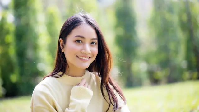 perempuan cantik santai tersenyum