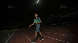 Pelatih Timnas Indonesia, Luis Milla, bersiap memimpin latihan di Stadion Patriot, Bekasi, Senin (2/10/2017). Latihan ini merupakan persiapan jelang laga persahabatan melawan Kamboja. (Bola.com/Vitalis Yogi Trisna)